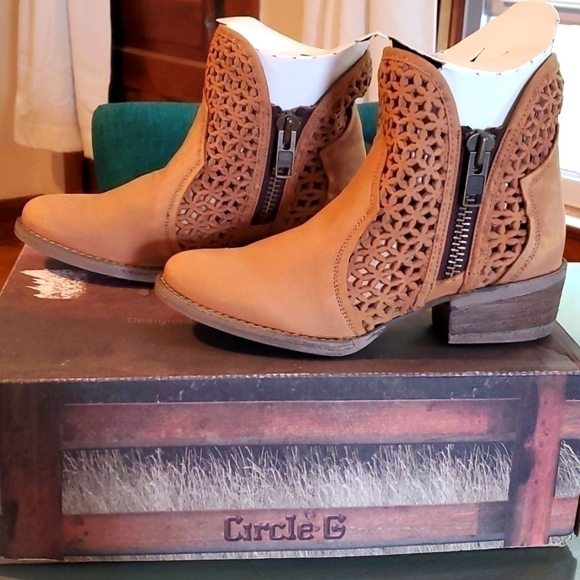Circle G- Womens Tan Cut Out perforated ankle Boots  Zippers Heel Western Sz.7 - Picture 1 of 9